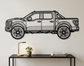 Minimalistisk väggdekoration med pickup ovanför ett konsolbord